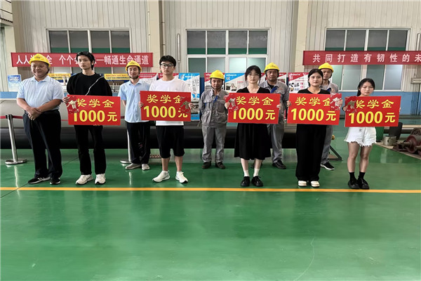 濟南天盟熱噴塗公司是一家關注員工和學生福利企業，不僅致力於技術的傳承，更關注著學生的成長和發展。在公司董事長的關懷下，不僅提供了1000元的企業學生援助，還為學生們提供了溫暖的幫助和支持。  濟南天盟董事長薛雲領上台致辭，考上大學是人生關鍵轉折點，也是一個新的起點。集團公司非常關心職工子弟的健康成長，多年來一直用愛心助學的方式，幫助集團內員工的子女順利完成學業，為社會培育人才，為職工解決後顧之憂。在公司董事長的致辭中，他強調了企業的社會責任和對員工和學生的關愛。他表示，企業不僅要在技術和產業上不斷創新，更要關注員工和學生的成長。因此，公司決定設立了1000元的企業學生援助，幫助學生順利完成學業。這一舉措得到了員工和學生的一致好評，也展現了濟南天盟熱噴塗公司作為一家關愛型企業的形象。   愛心企業助學-濟南天盟.jpg  同時一位優秀的學生代表分享了自己的成長故事。他表示，在濟南天盟熱噴塗公司的關懷下，他得到了不僅是物質上的幫助，更是精神上的支持。他感謝公司為他提供的學習機會和成長平台，讓他能夠更好地發展自己的技能和能力。表示自己將努力學習，將來也會回報社會，傳承企業的關愛精神。  愛心企業助學-濟南天盟..jpg  濟南天盟熱噴塗公司作為一家關愛學生的企業，不僅在技術和產業上有著卓越的表現，更在關愛員工和學生方麵樹立了良好的榜樣。他們的舉措不僅體現了企業的社會責任，更展現了企業的人文關懷。通過這樣的舉措，濟南天盟熱噴塗公司為更多的企業樹立了良好的榜樣，也為學生提供了更多的成長機會。  在未來，希望更多的企業能夠關注員工和學生的成長，傳承企業的關愛精神，為社會的發展貢獻自己的力量。讓91视频黄下载共同努力，讓關愛之心在企業和社會中傳遞，讓更多的學生能夠得到幫助和支持，共同創造美好的未來。   愛心企業助學-濟南天盟.jpg.jpg